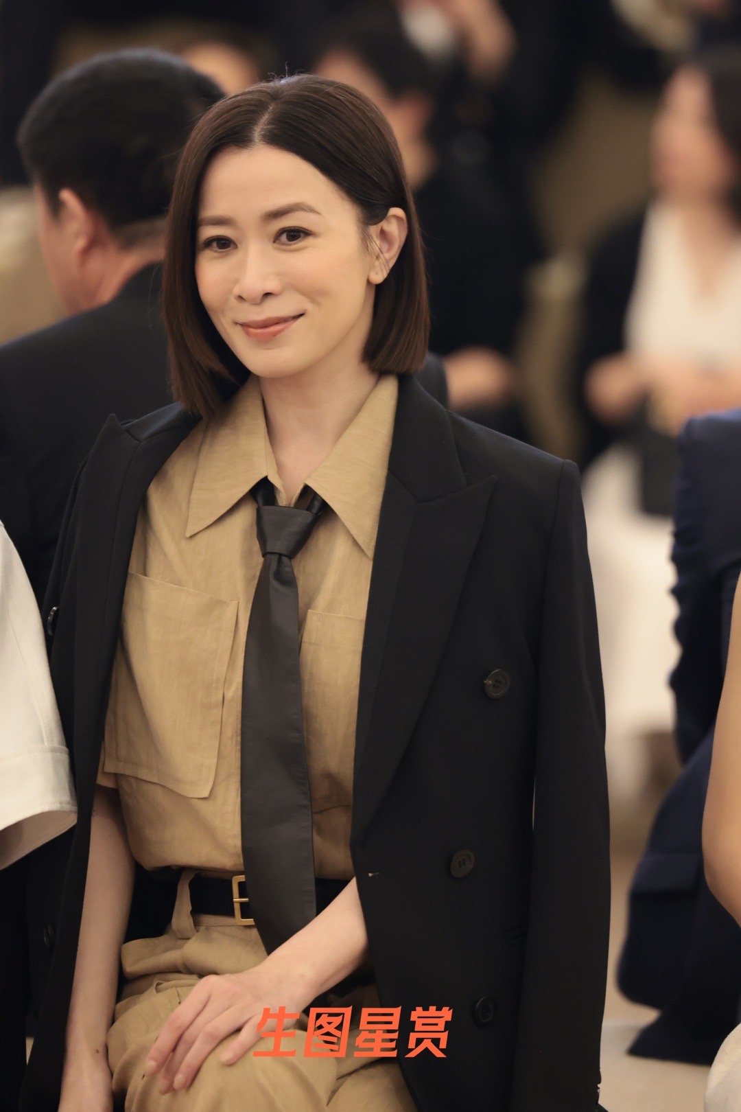 新闻女王佘诗曼上海看秀，西装外套干练好飒的man姐🖤🤎 ​​​