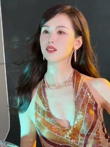 陈都灵美背 在她的身上，我们看到了优雅与性感的完美交融，露背款式让每一次转身都成