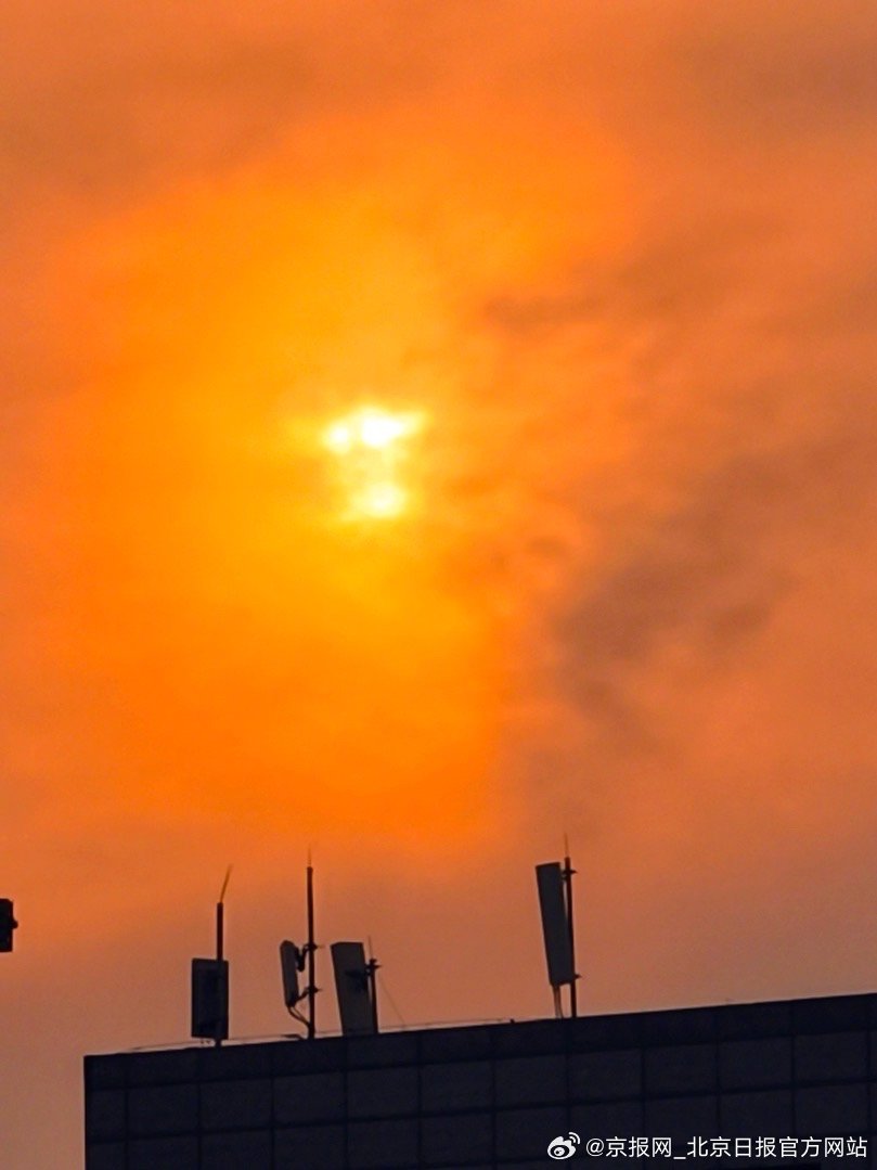 【#北京雪后现胶片感晚霞#】#北京夕阳光影魔术师# 2月27日傍晚，北京在雪后迎