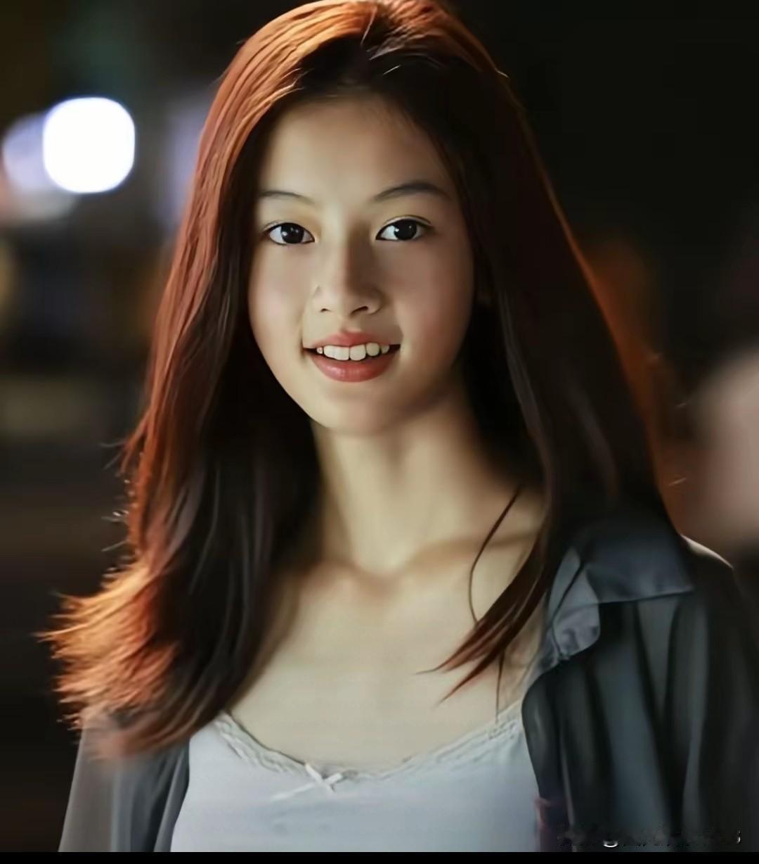 一个消息让人大吃一惊！在7月份爆火的女孩七七竟然签约了景甜经纪人。
      