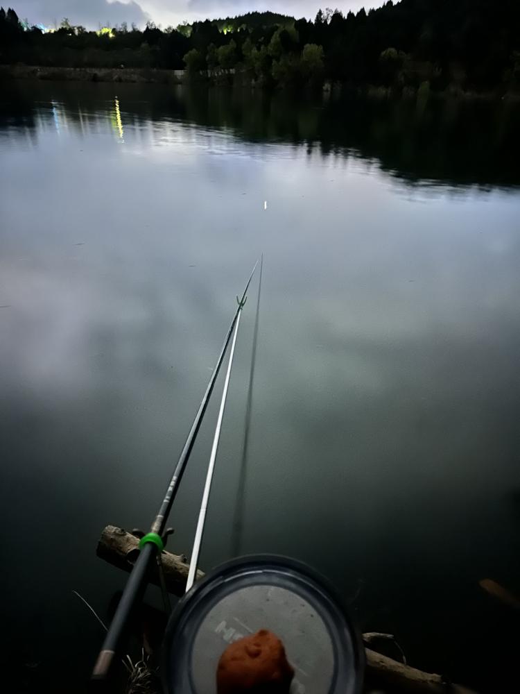 最怕那种钓友，自己有车不开，非把你当专车司机，连油钱都想给你抹个零头。
 
每次