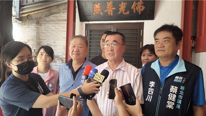 台北市长蒋万安与新北市长侯友宜日前共同视察捷运万大中和树林线，蒋万安致词时特别感