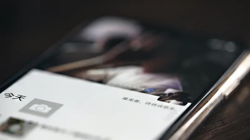 生活中，很多人一刷朋友圈，看到别人晒旅游、豪车、高薪工作，就开始自我怀疑，焦虑又