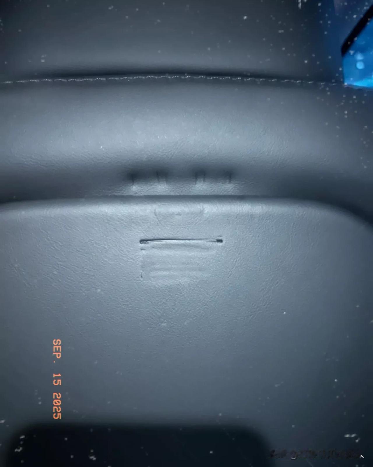 Model3座椅被家里人搞成这样怎么办！

家里人在特斯拉座椅后面夹了个夹子我不
