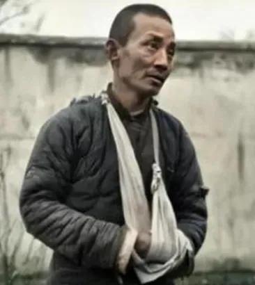 1943年，新四军团长汤景延叛变，打死3名新四军战士后，带着600多人投靠日军，