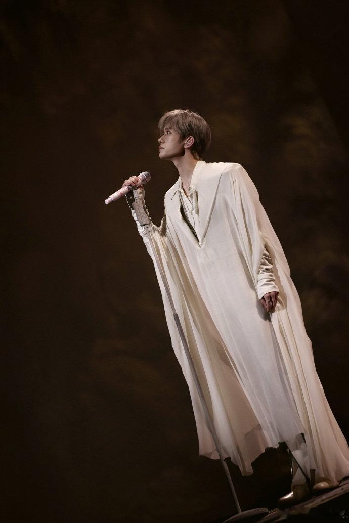 跟着易烊千玺教爸妈用千问 把关怀送进爸妈心里，把AI装进爸妈手机。和易烊千玺一起