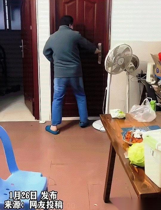 就因为女儿洗完头，头发上还有点没冲干净的头皮屑。
她爸，就跟疯了一样。
先是怀疑