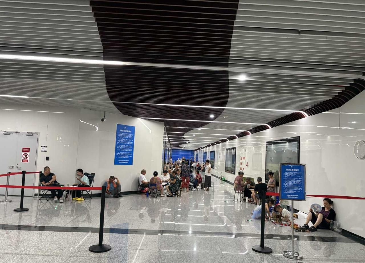 40度高温的成都 这项举措不错
地铁出入口设置了纳凉区域，有小孩嬉戏有成人自带躺