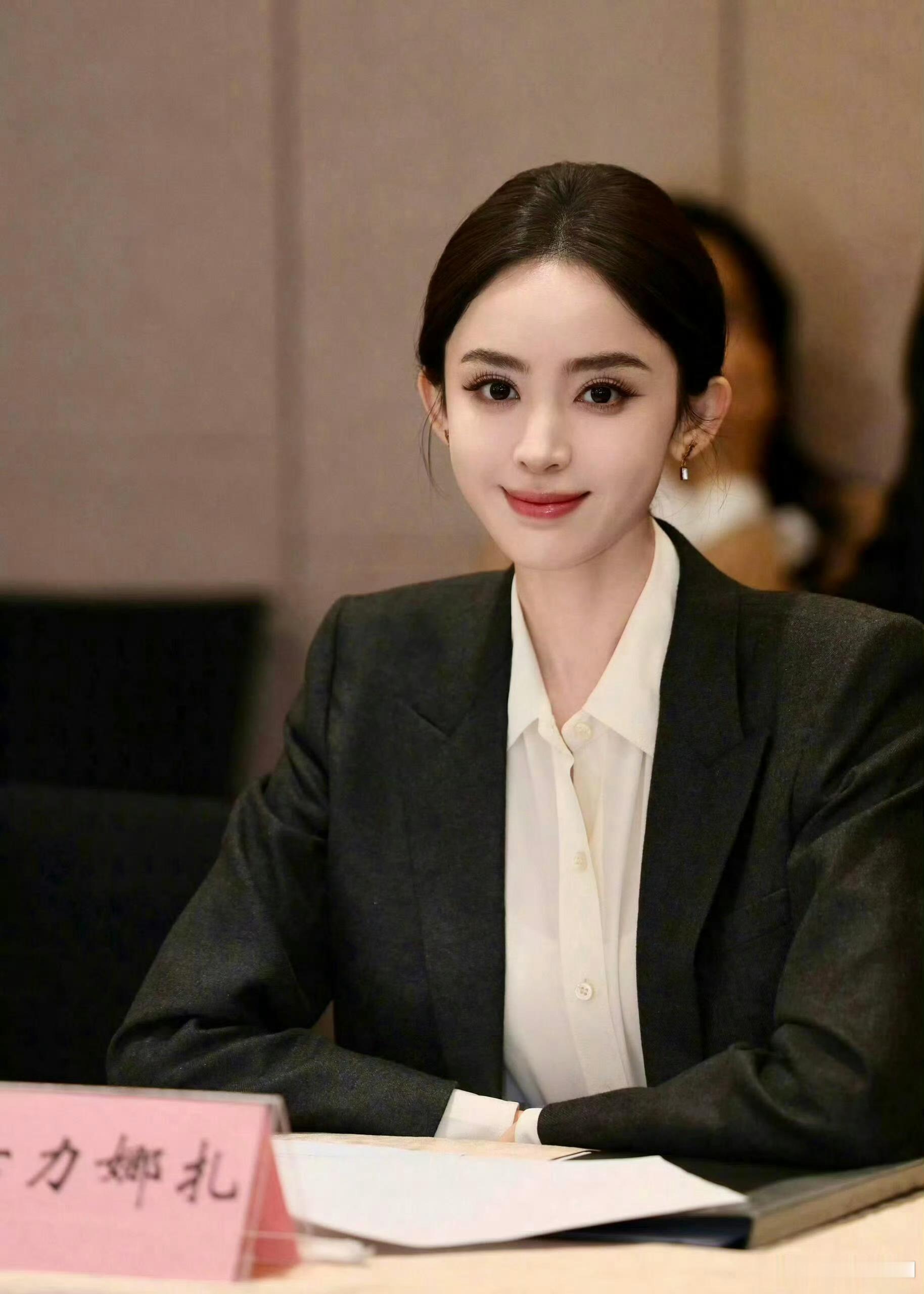娜扎登人民艺术家杂志娜扎将登人民艺术家杂志封面！ 