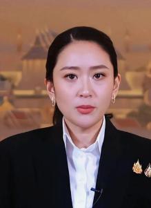 佩通坦重返岗位：
风雨后的阳光重启

佩通坦以焕然一新的形象回归工作岗位！
边走