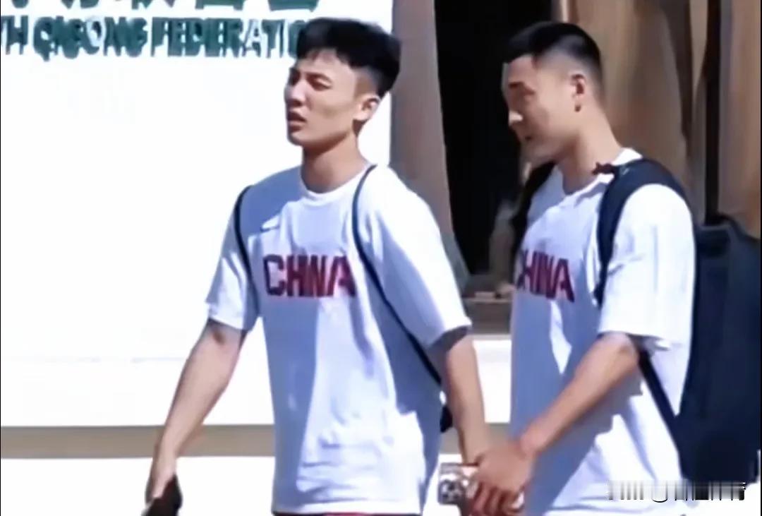 徐杰又长高了？1米85的高诗岩，走在徐杰身旁，竟然没有徐杰高？

要知道徐杰官方
