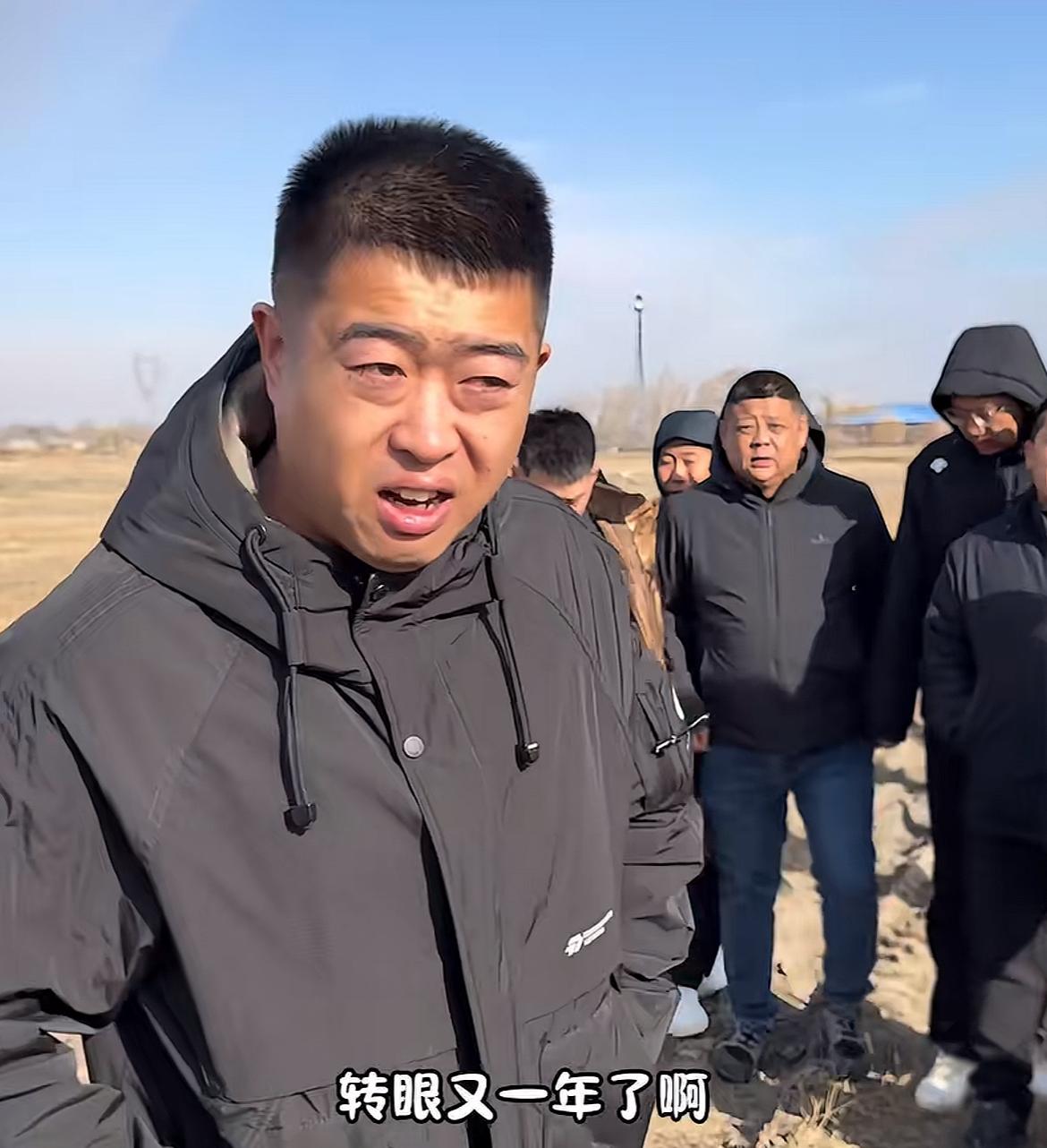网红厨师“董老五”去世一周年！亲兄弟没有一个人上坟，“好兄弟”邵老五带团队祭奠，