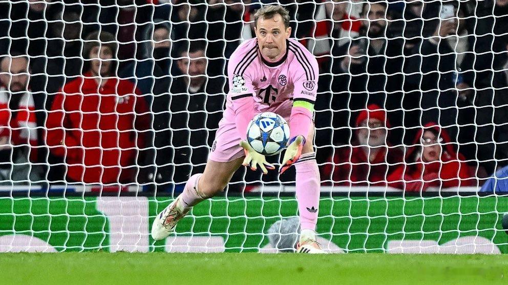 🚨🚨🚨當被問及諾伊爾在對陣阿森納比賽中，第一球和第三球的反應時，主教練文森