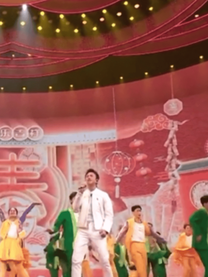 邓超 来唱快乐老马 之前春晚的邓超VS今年春晚的邓超，魔丸变灵珠了哈哈哈哈！ 