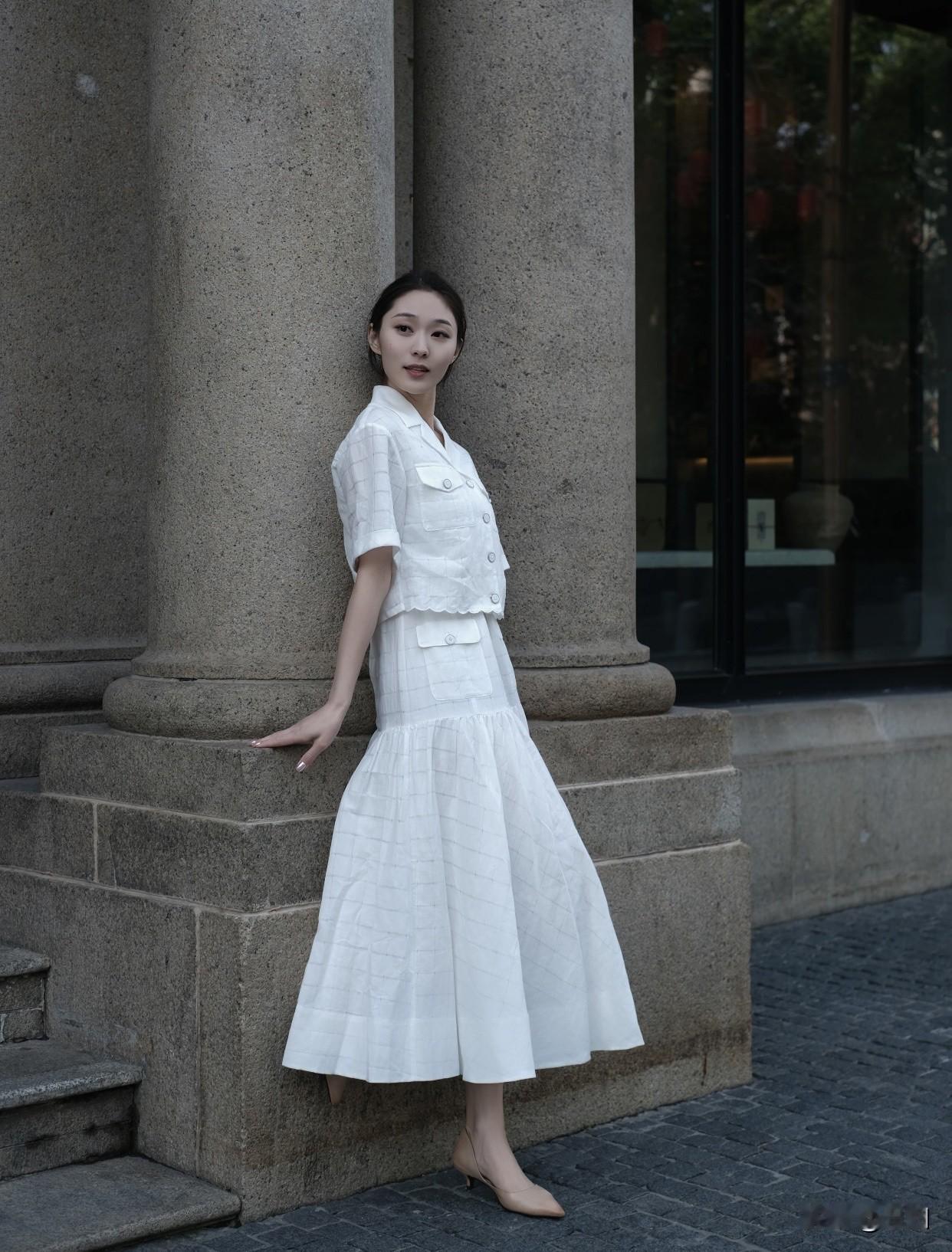 什么样的女性才叫有气质?举止优雅的女性有气质，动作轻柔不粗俗。