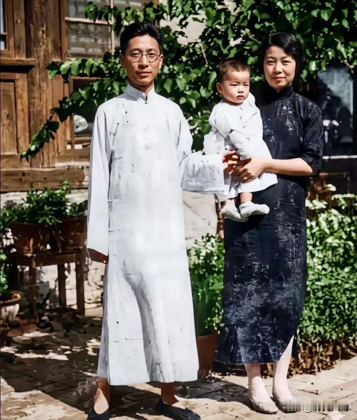 1934年，济南，身着长衫的老舍与夫人胡絜青合影，怀中抱着刚出生不久的长女舒济。