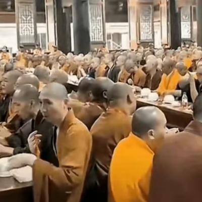一个寺庙这么多和尚吃饭，他们不工作，不种粮，不服兵役。如果哪一天没有了香火供奉，