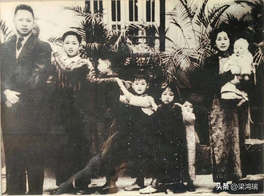 这张照片是叶挺将军一家于1939年在澳门家中拍摄的全家福，记录了这位北伐名将、新