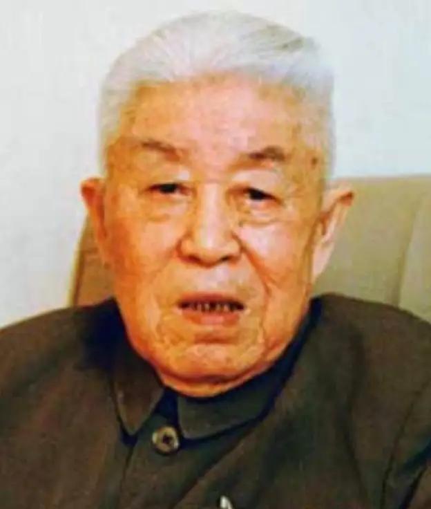 1938年，韩复榘被处决后，郑洞国奉命去抄家，本以为会撞见哭天喊地的局面，谁知韩