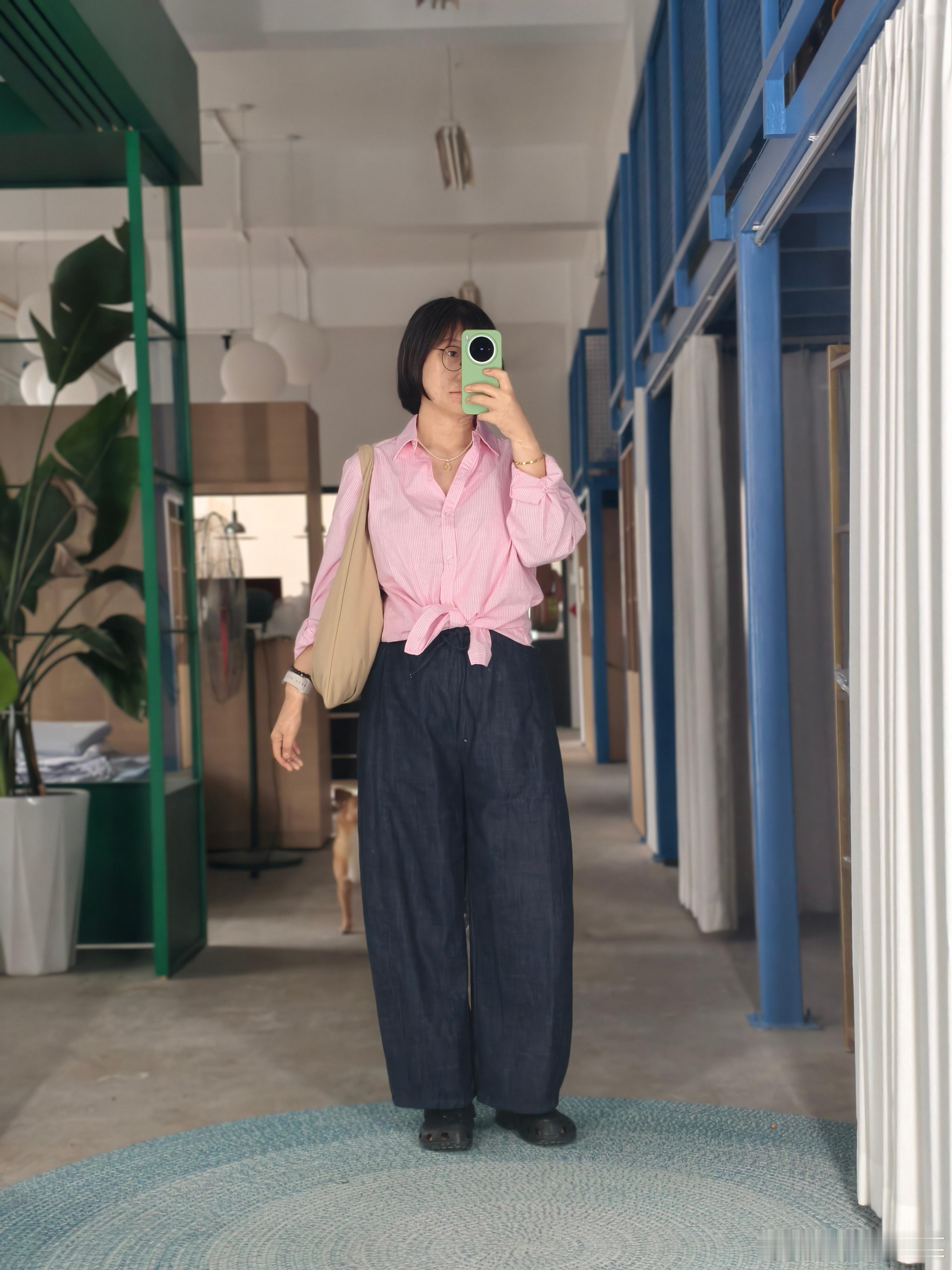 ootd 抵达办公室了。今天温度骤降，所有人开始穿长袖了。 ​​​