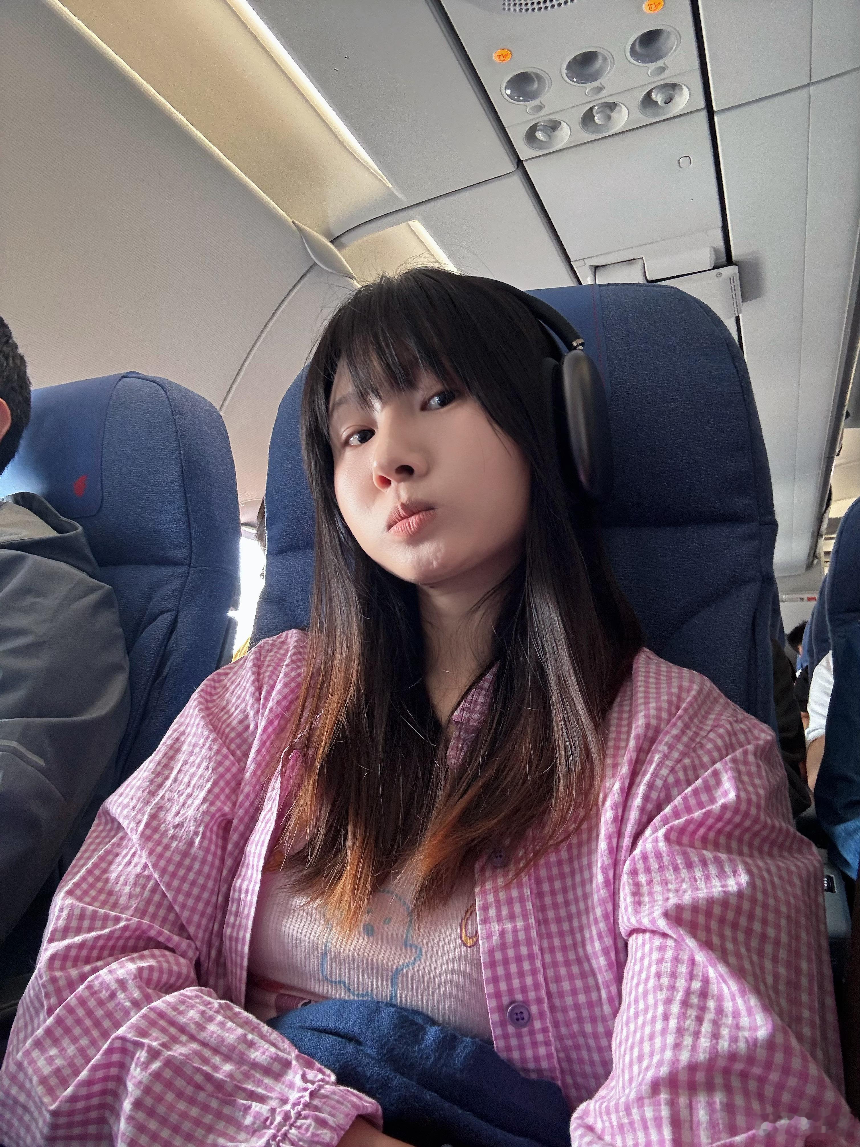 出发成都看OPPO啦～书包里装满了零食，有人想吃吗