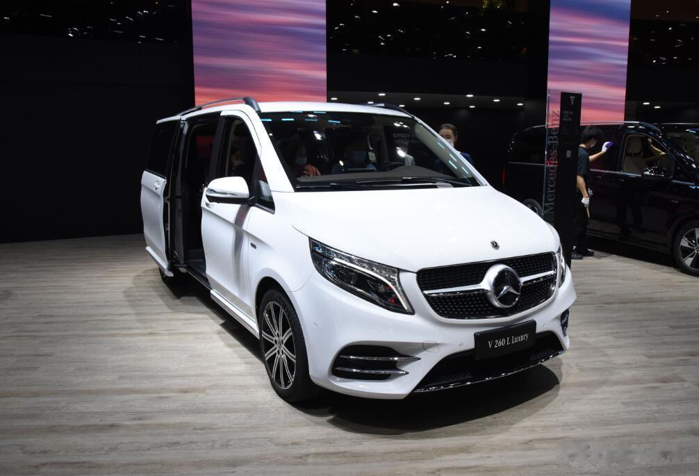  奔驰V级的上半年累计销量是7742辆！总体来说，上半年的月销量呈上涨姿态，前四