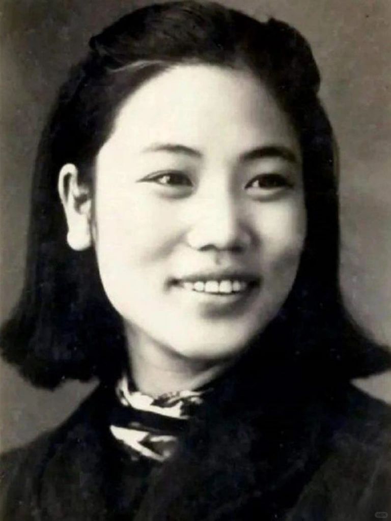 1950年，抗美援朝战争打响后，常香玉看到报纸上号召百姓捐款捐物支援前线的消息，...