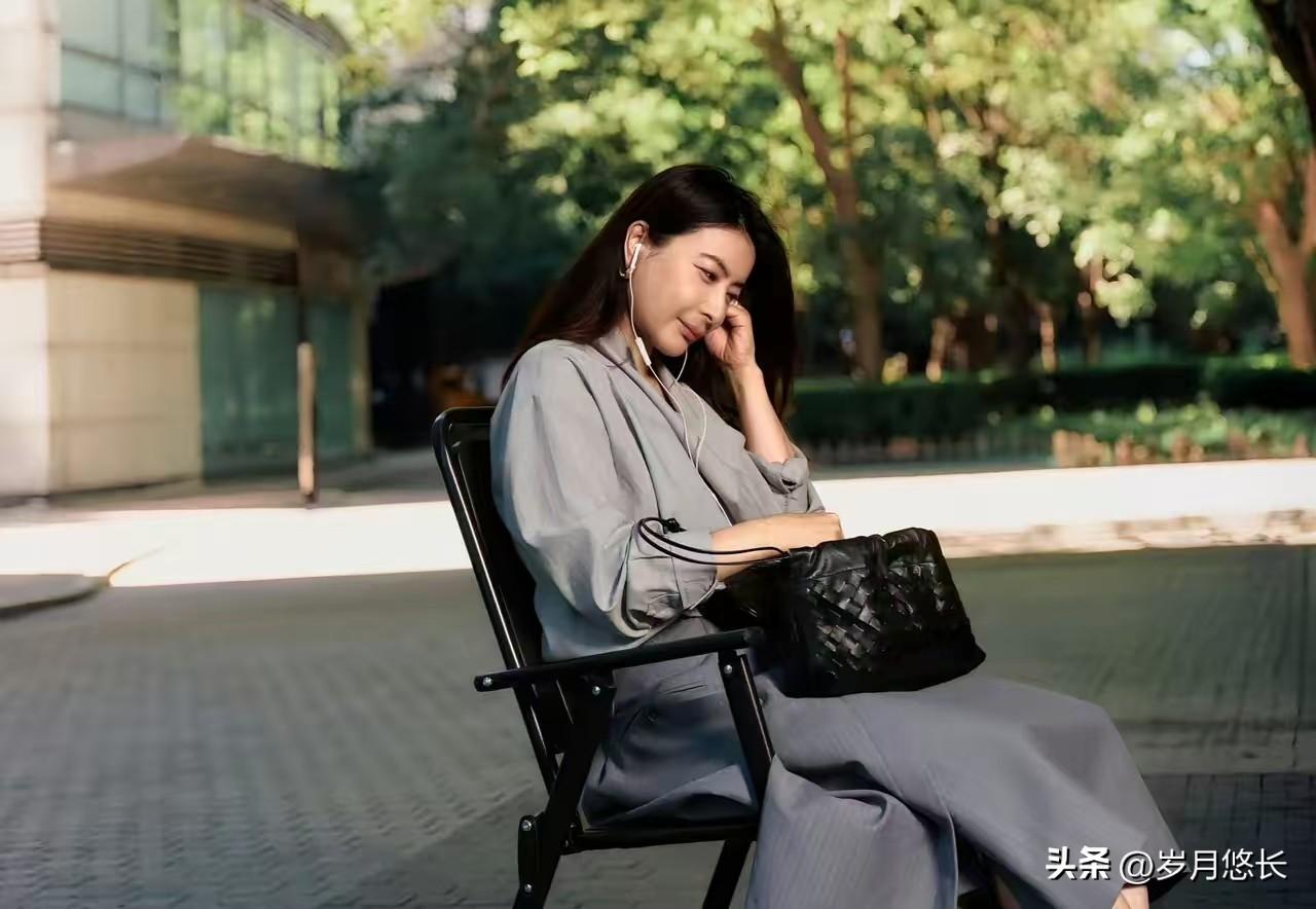 网友都夸霍启刚好眼光，
霍家是真的捡到宝，
也有网友调侃：这哪是捡到宝啊，这分明