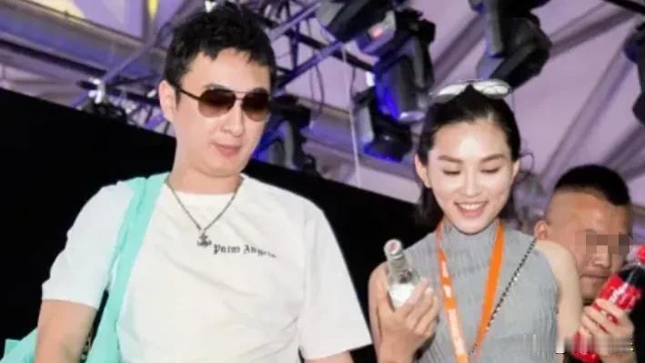 身为中国首富之子，王思聪的感情生活一直是媒体和公众关注的焦点。他的恋情多变，从清