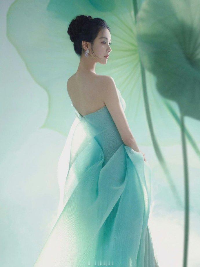 陈都灵荷叶裙陈都灵青色纱裙 不懂就问这是真仙子吗？ 