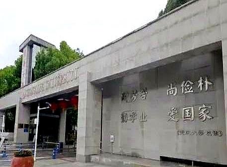平时那些把门面擦得发亮的学校宣传，花了多少人力物力，最后往往还不如重庆大学墙上一