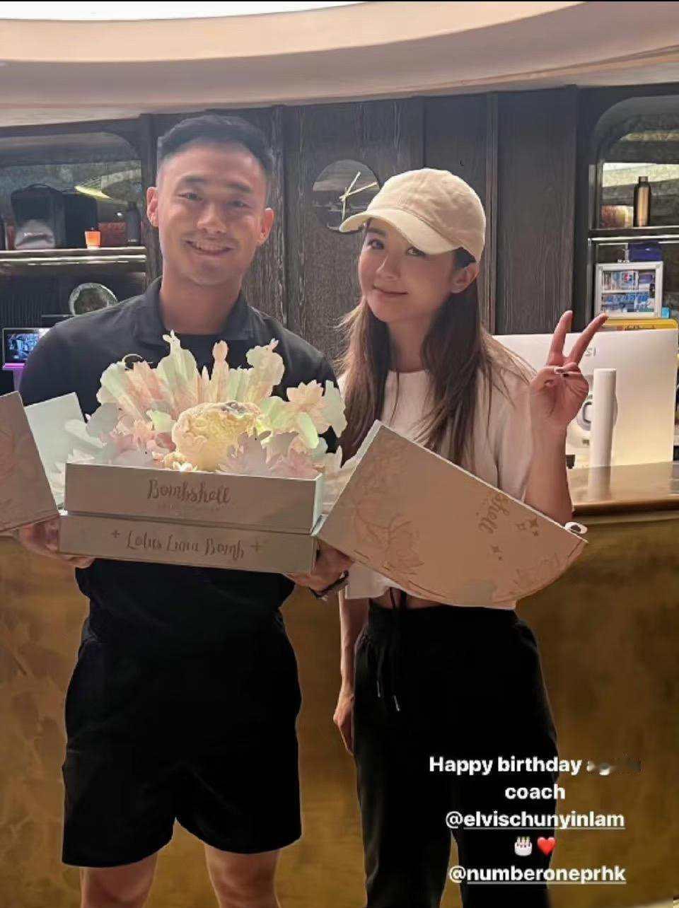 别再瞎猜了。
阿Sa找的不是“健身教练”，是年入百万的运动科学家。
中环那家健身