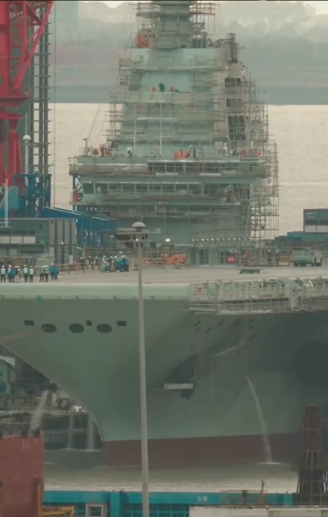 福建舰服役了，建造的过程也可以给大家看看了。福建舰的建造过程，不仅是一次技术的跨