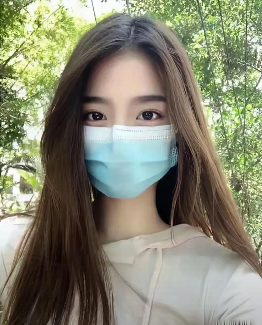 在那个宁静的小村庄，慧娟的身影如同一道清新的风景线。她的勤劳和能干，让我这个城市