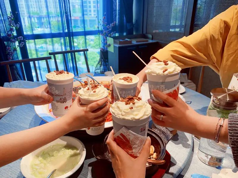 看到“酒里忧愁少”这个上联，瞬间来了兴致。有人对“弦间月色柔”，“弦间”对应“酒