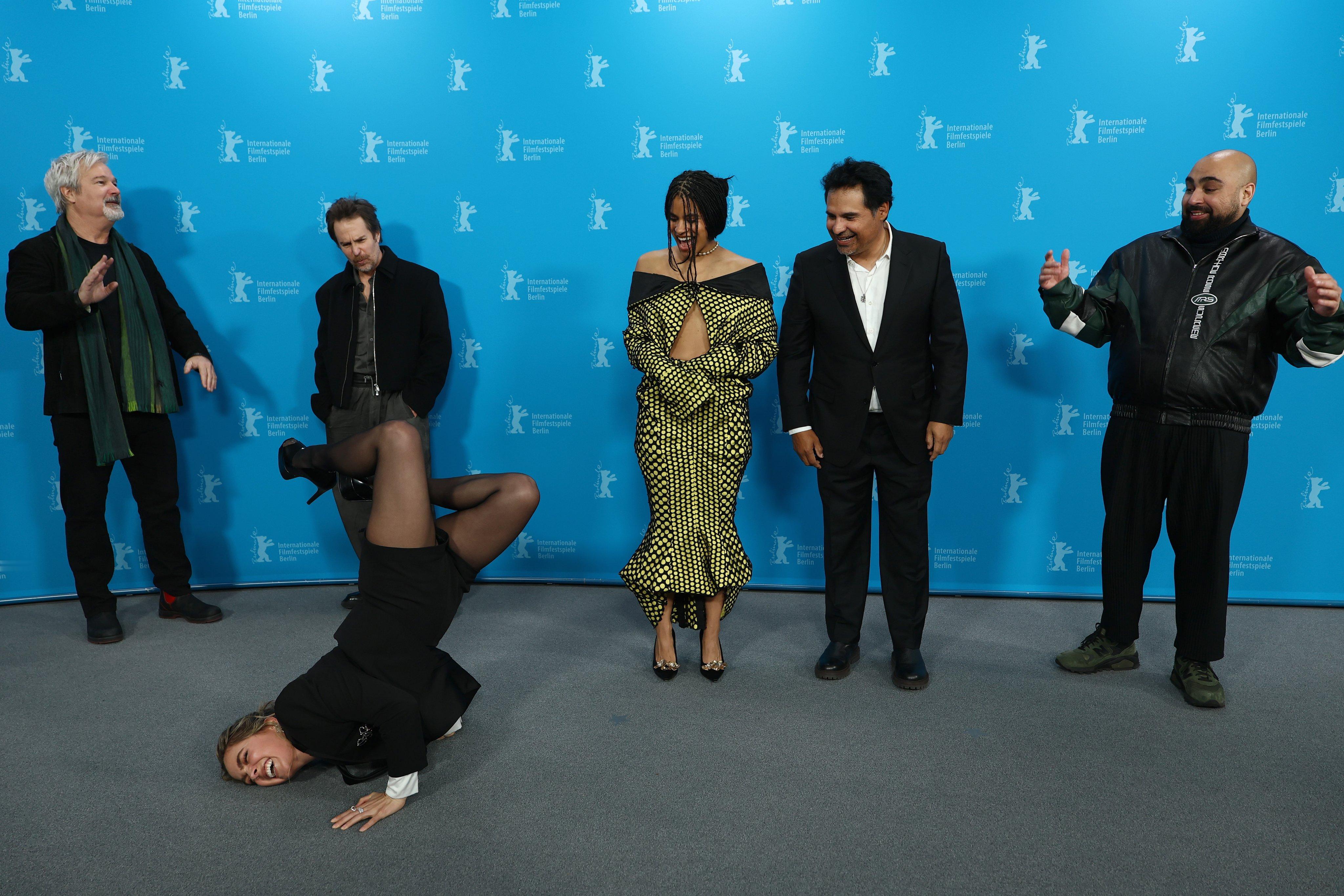 海莉·露·理查森在柏林宣传新片《团战之夜》，非常帅气了！ 