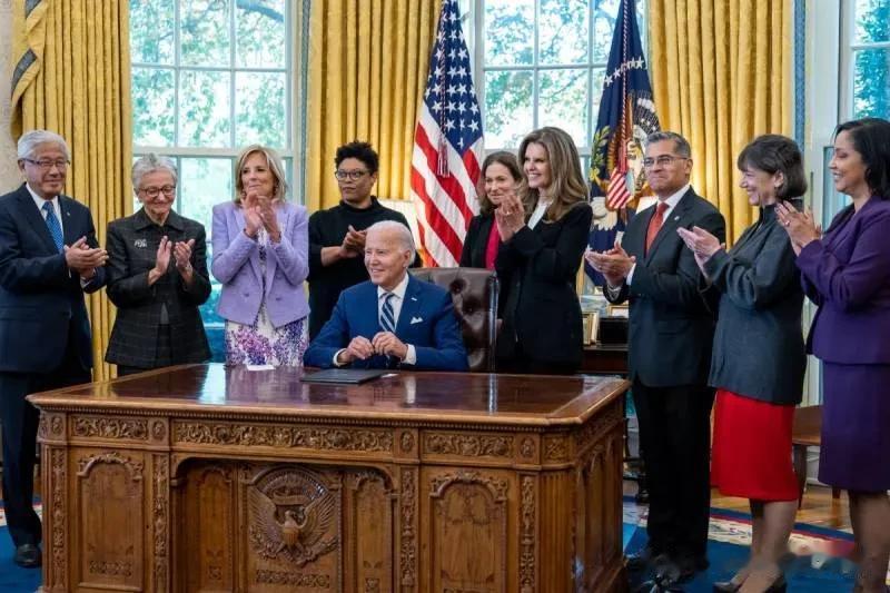 美国总统拜登17日在政府可能停摆的前一天签署临时预算法案，使政府有了两个月的喘息