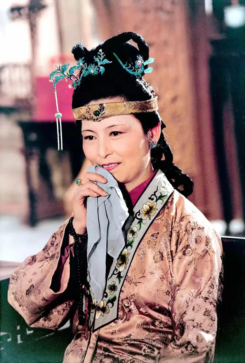 87版红楼梦选角最准确的当是王夫人的扮演者周贤珍老师，先说她的外貌特征，特别符合