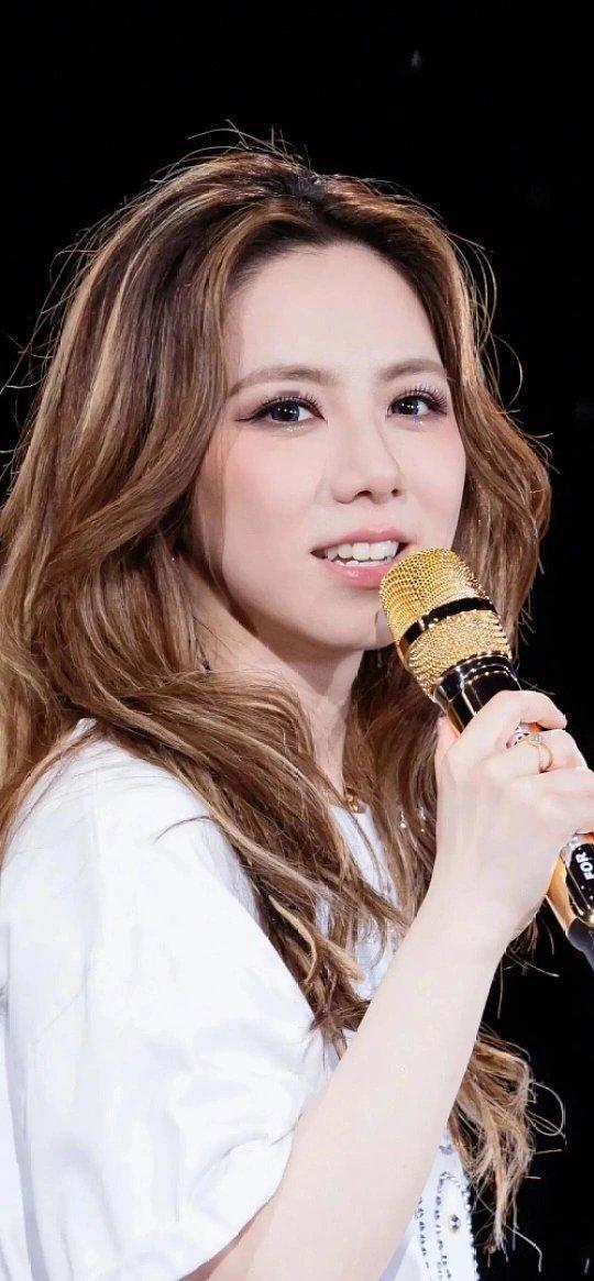 邓紫棋说要努力好好活着邓紫棋这句“努力好好活着”，是吃过最深的苦后才有的真诚重量