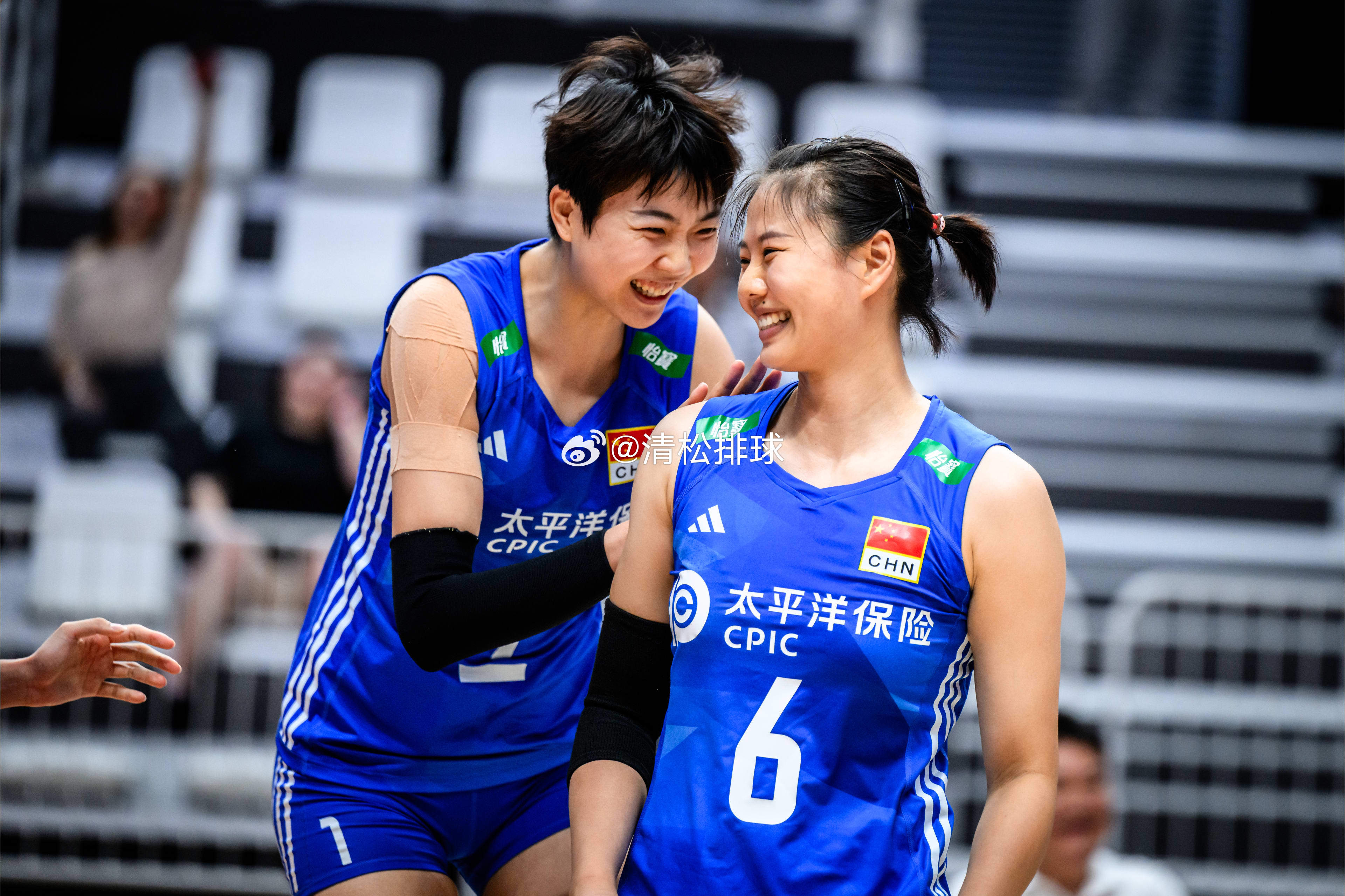 中国女排3-0（25-18 25-23 25-23）横扫波兰女排！中国女排率先晋