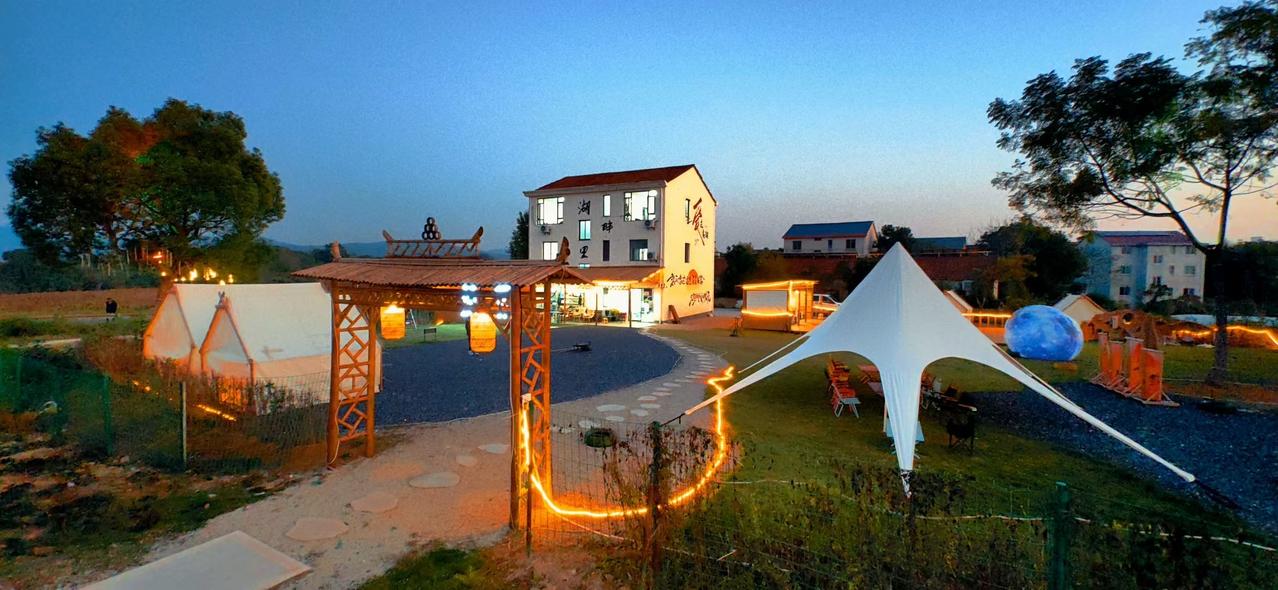 人这一辈子
愿意弯腰把鞋摆整齐的人
是在把浮躁关门外
把体面带回家

门口鞋子乱