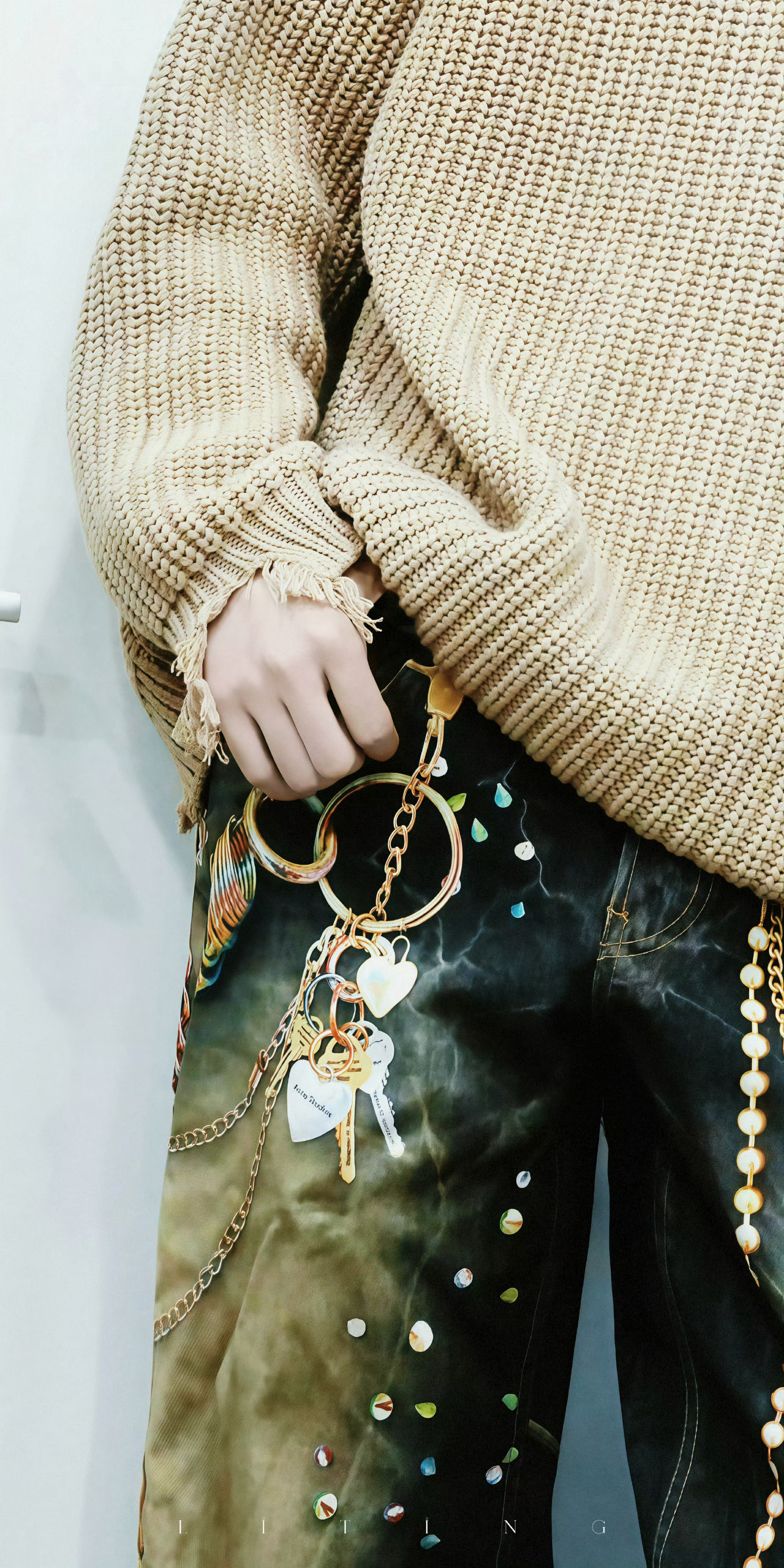 梓渝录音photos不愧是江浙沪潮男来的，裤链配饰🔒和🔑都很好看唉，期待新专