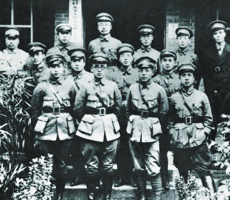 1937年，延安城外，一名男子领着自己的警卫员偷偷离开。没有道别，没有办理手续，