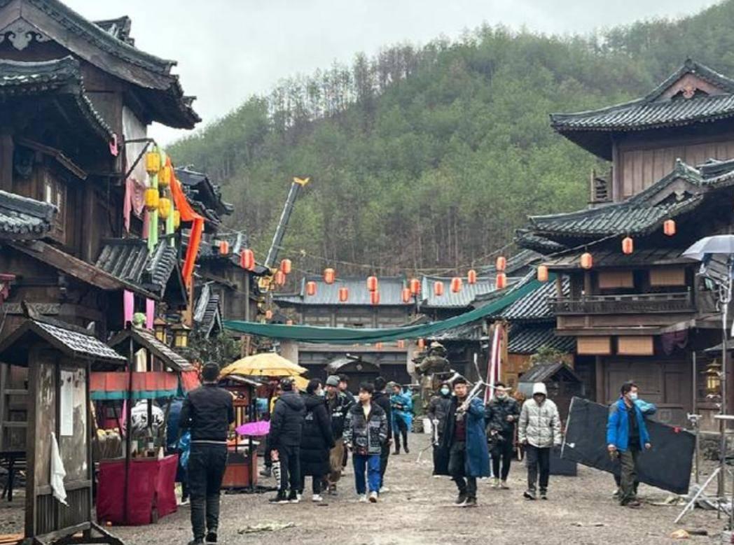 AI智能化最先干掉的是演员这个行业。
前不久看到一个反映横店群众演员生存状况的视