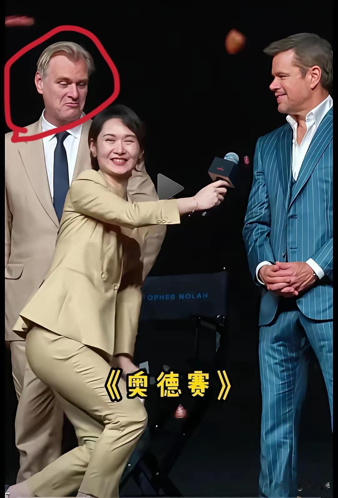 难怪炸圈了！
看看这个外国人，“不屑、诧异”的样子！
“卑躬屈膝”，连洋人都瞧不