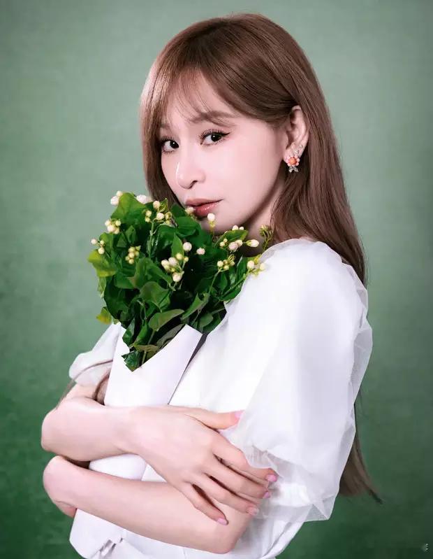 王心凌穿白色长裙纯洁优雅！怀抱绿植秒变清新感少女 ​​​