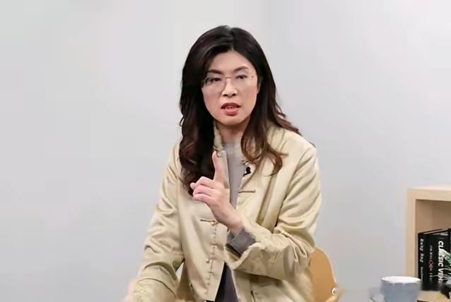 郑丽文遭受内外夹击郑丽文的桌上堆的不是文件，是来自自己阵营的“逼宫信”；她的口中