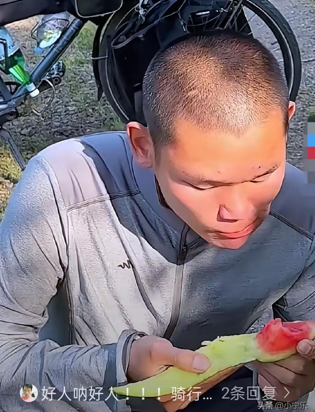 被这张照片震撼了！节省到连西瓜皮都不浪费，广西洪灾却大方的捐出一百万，骑行青年博