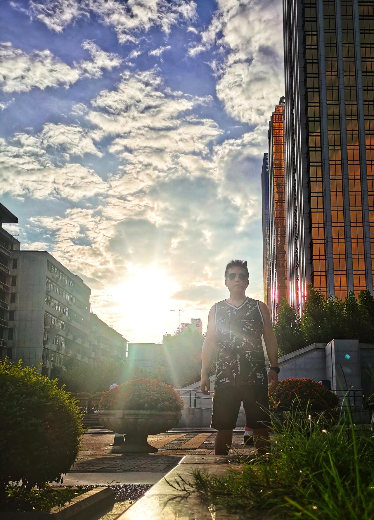 标题：今日正式入初伏！三伏天晒背“天灸”功效、禁忌一次性讲清
 
今天迎来初伏，
