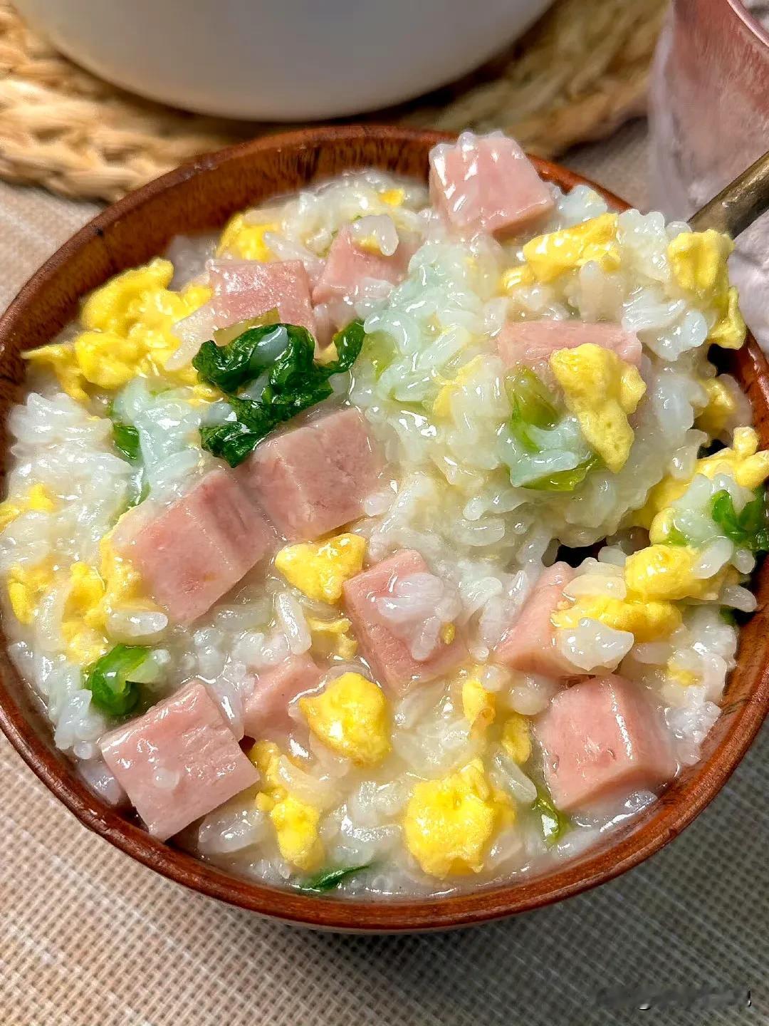 早上还是喝一碗热乎乎的浓稠的粥舒服呀～
火腿蛋花粥我喜欢这种浆糊的粥，你们呢？
